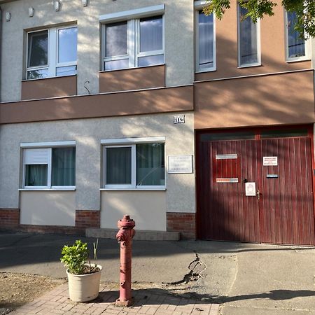 Nyil Apartman Wellnes Дебрецен Экстерьер фото